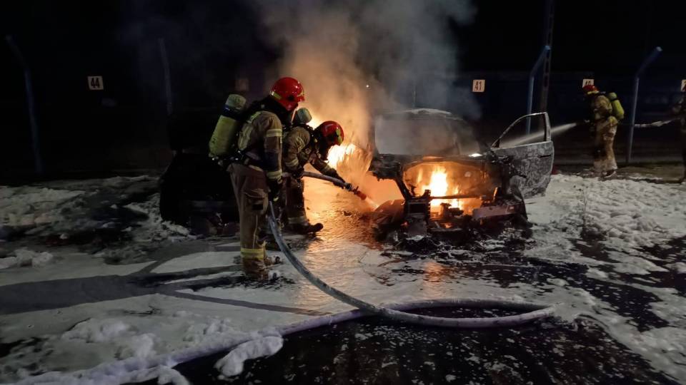 Pożar samochodów na składowisku w Rogowcu. W akcji brało udział siedem zastępów straży pożarnej [Wideo, foto]