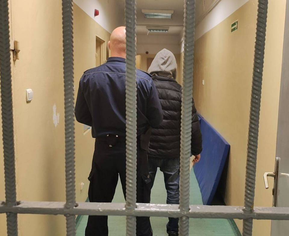 Wszedł na posesję i pobił 72-latka! Trzy miesiące aresztu dla 35-latka, który pobił seniora