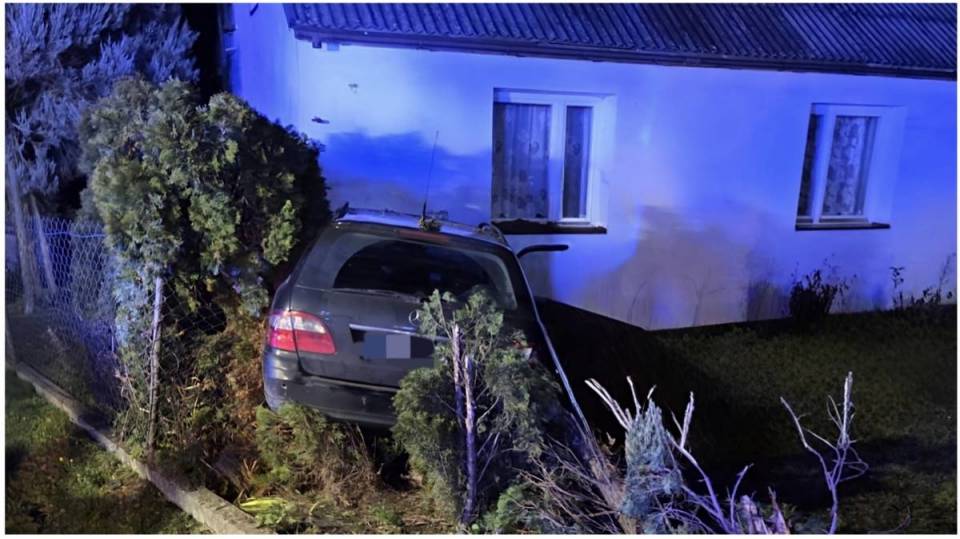 Drogowa demolka w Podulach. 20-latek najpierw skasował płot, potem zatrzymał się na ścianie domu [Foto]