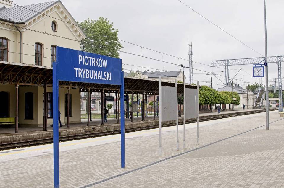 Piotrków Trybunalski: Pasażerski pociąg wjechał na tor zajęty przez drezynę. Niebezpieczny incydent na stacji PKP