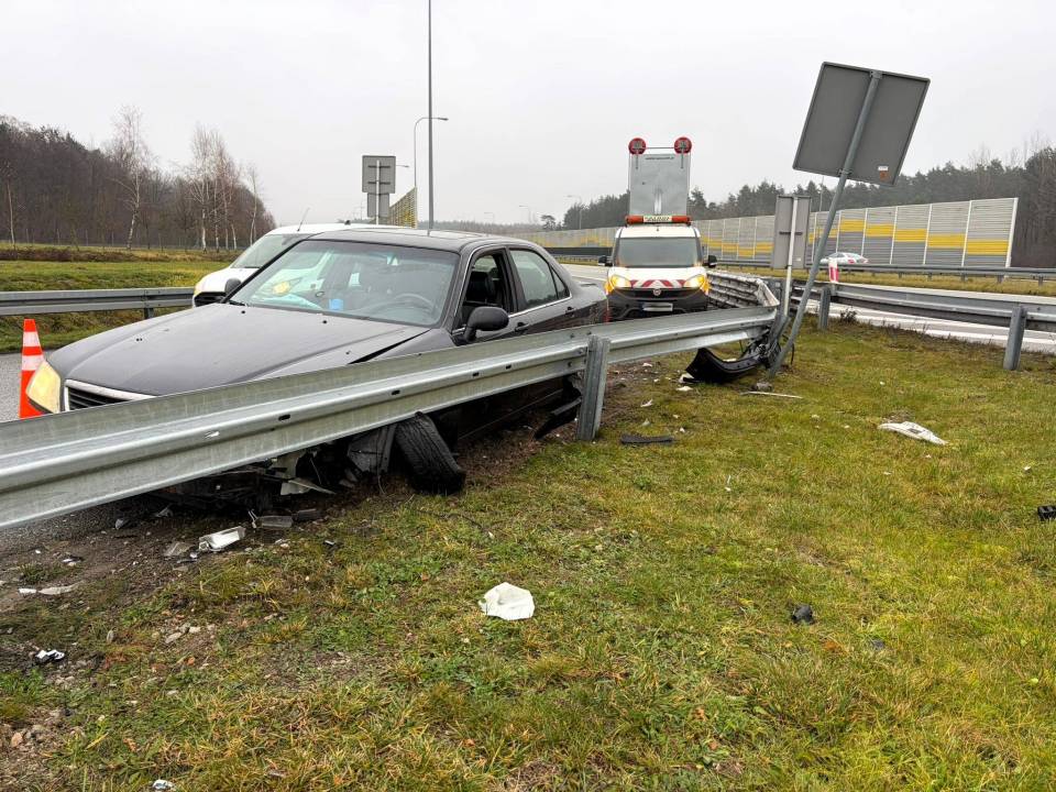 Zbyt szybki zjazd z ekspresówki. Honda uderzyła w barierę na S8