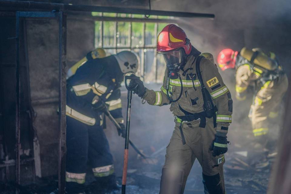 Duży pożar hali w Ozorkowie, ewakuowano kilkudziesięciu pracowników