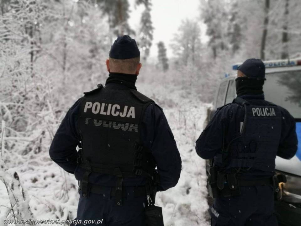 policjanci-zima-las